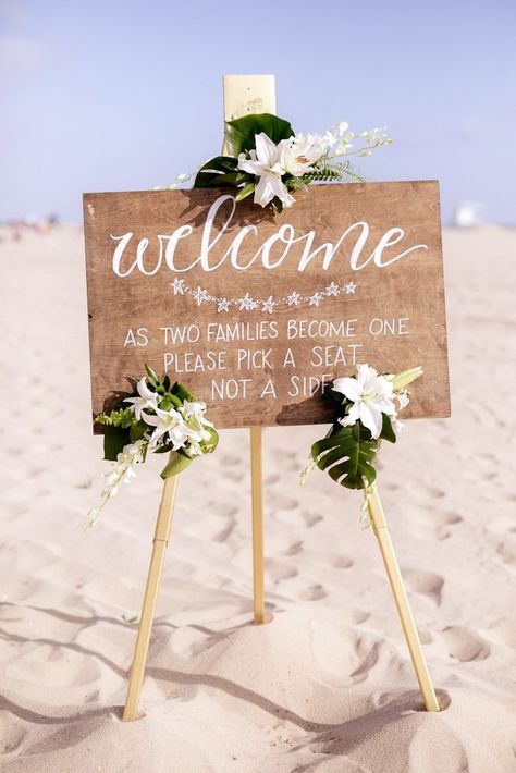 Aruba Wedding Flowers, Diy Beach Wedding Decor, Beachy Wedding Decor, Small Beach Wedding Ideas, Magazine Flowers, Waterside Wedding, Wedding Bali, Couture Bridesmaid Dresses, Small Beach Weddings