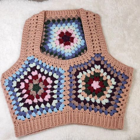 Crochet Pentagon Pattern Free, Diy Crochet Granny Square, Haut Crochet, Stall Decorations, Crochet Corset, Crochet Vest Pattern, Mode Crochet, Crochet Tops Free Patterns, Crochet Beanie Pattern