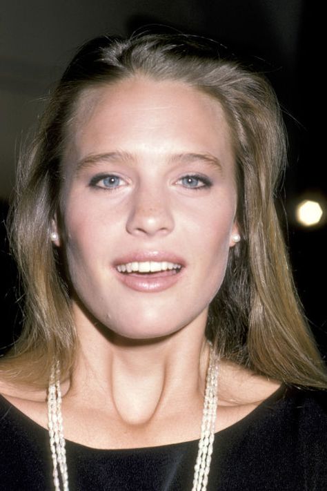 Robin Wright  If we'd had someone answering our every request with "As you wish," when we were kids, we would have asked to look exactly like the stunning Princess Bride star. http://www.goodhousekeeping.com/beauty/g4735/1980s-beauty-idols/?slide=14 Robin Wright 90s, Lilac Eyeshadow, Heather Thomas, Cybill Shepherd, Kelly Lebrock, Laura Linney, Light Makeup Looks, 80s Celebrities, Blonde Actresses