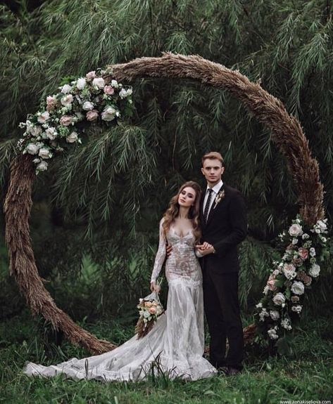 Bohemian Wedding Arch, Wiccan Wedding, Pose Pengantin, Witch Wedding, Pagan Wedding, Viking Wedding, Enchanted Forest Wedding, Medieval Wedding, Dark Wedding