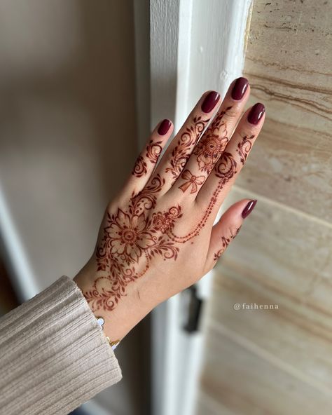 This stain shot 😍🤌🏼🥀 Swipe for some more pics in different lighting 👉🏼 💡 inspo : @nordichenna 🍃 cones: @nays.henna . . . . . . . #henna #mehndi #hennartist #nikkah #wedding #london #pakistani #mehndidesign #art #bride #dome #grid #vines #bridalhenna #nails #elegant #hennastain #hennastainprogression #red #flowers Elegant Mehndi Designs, Indian Wedding Henna, Finger Mehndi Style, Elegant Henna, Nikkah Wedding, Indian Henna Designs, Red Henna, Wedding London, Different Lighting