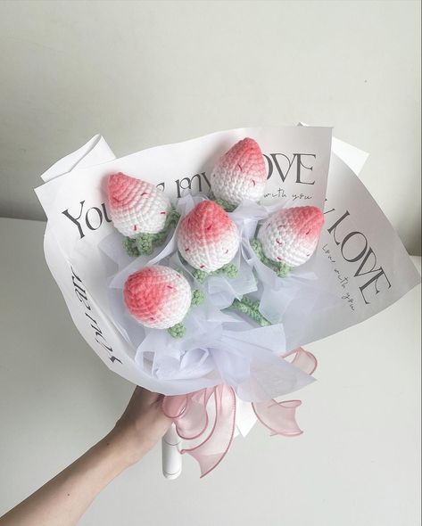 Strawberry Crochet Bouquet, Crochet Strawberries, Strawberries Bouquet, Strawberry Crochet, Crochet Charts, Pretty Crochet, Crochet Strawberry, Flowers Crochet, Crochet Bouquet