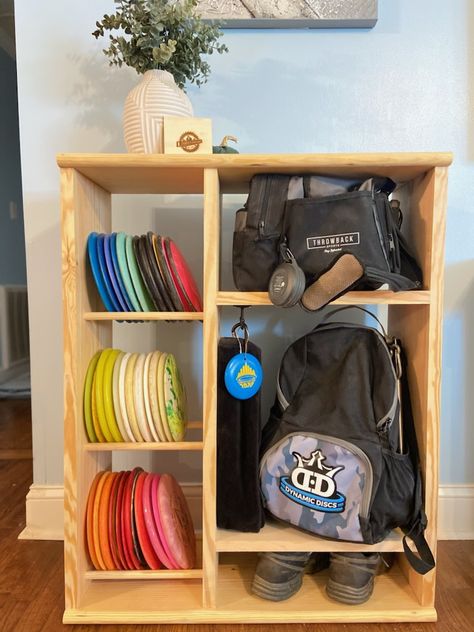 Disc Golf Storage Shelf, Disc Golf Storage Diy, Disc Golf Disc Storage, Diy Disc Golf Rack, Disc Golf Storage Rack, Disc Golf Display, Disc Golf Gifts Ideas, Golf Storage Ideas, Disc Golf Storage