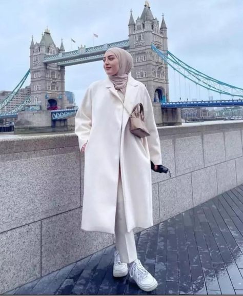 London Hijab Style, Hijab Coat Style, Hijab Chic Classy, Mehandi Henna, Modest Outfits Muslim, Modest Winter Outfits, Army Art, Outfits Muslim, Love Power