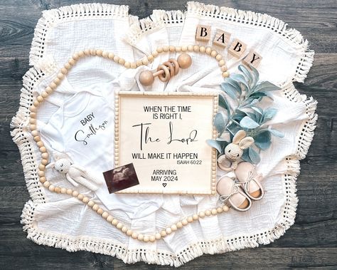 Christmas Pregnancy Announcement Family, Christmas Pregnancy Announcement Baby 2, Pregnancy Announcement Ideas Christmas, Pregnancy Announcement Ideas For Family, Cake Baby Announcement, Pregnancy Announcement Ideas For Husband, Friends Pregnancy Announcement, Christmas Pregnancy Announcement Photos, Christmas Pregnancy Announcement Ideas