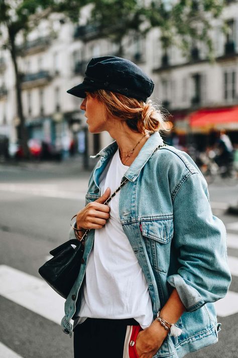 Look de rentrée 2017. Grand retour de la casquette gavroche. Je porte un pantalon jogging à bandes latérales boutonné et des talons chaussettes aiguilles. Skipper Cap Outfit, Paperboy Hat Outfit Women, Fiddler Cap Outfit, Cap Outfit, Style Inspiration Casual, London Outfit, Mode Ootd, Mein Style, Outfits With Hats