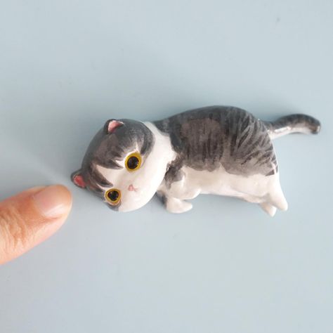 Here’s a desk buddy made for a custom order ❤️ i used paper clay for this so it has some weight to it. Works well as paper weights too. #Handmade #airdryclay #miniature #miniatureclay #custommade #customorder #giftideas #catmemorial #catdeskbuddy #pawrent #catmum #catlife Desk Buddy, Cat Memorial, Paper Clay, A Desk, Air Dry Clay, Cat Life, Clay Crafts, Paper Weights, Custom Orders