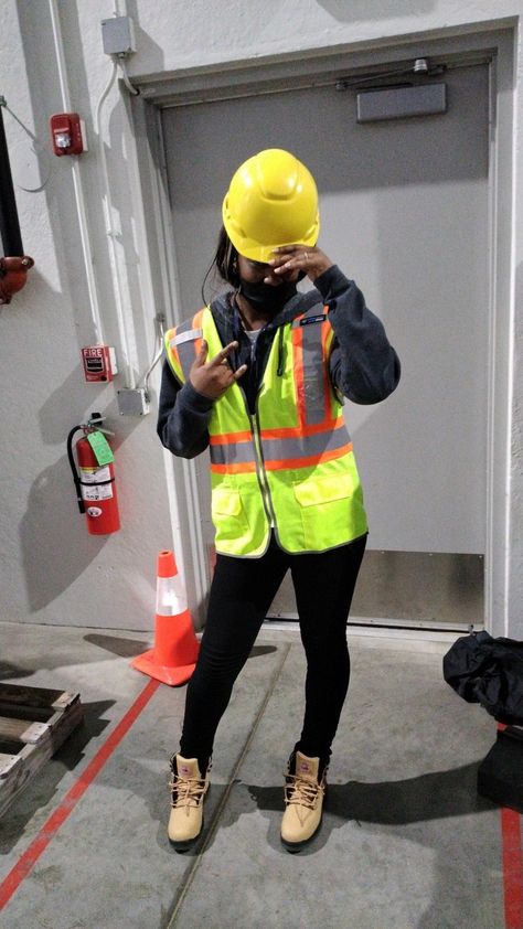 Women In Construction Aesthetic, Female Construction Worker, Black Female Engineer, Black Women In Engineering, Oil Rig Engineer Scammers, Construction Outfit, Vision Board Images, Army Pics, Chemical Engineering