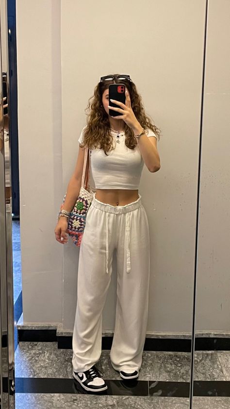 Comfy Summer Fits Aesthetic, Comfy College Outfit Summer, Summer College Fits, College Fits Summer, Basic Comfy Outfits, White Pants Outfit Casual, Comfy Summer Outfits Aesthetic, Summer Outfits For College, Basic College Outfits