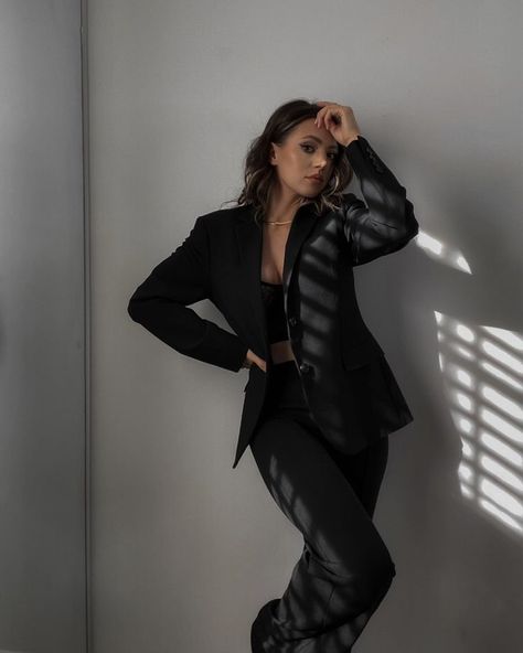 womens black blazer, blazer outfit idea, black powersuit outfit, classy chic outfits, powersuit outfits, trendy outfit ideas 2022, minimalist outfit ideas Classy Chic Outfits, Chic Blazer Outfit, Minimalist Outfit Ideas, Oversized Black Blazer, Outfit Ideas 2022, Waist Blazer, Chic Outfits Classy, Corset Outfit, Outfit Classy