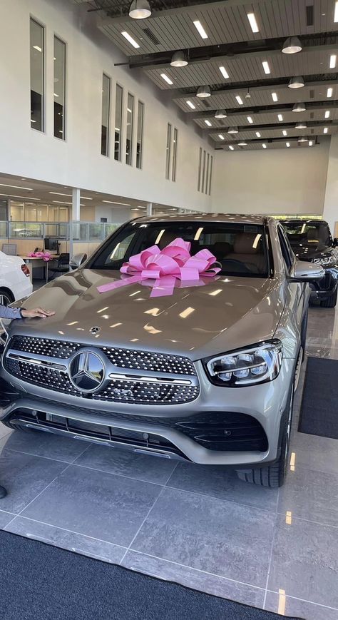 Luxury Lifestyle Women Cars, Car With Bow, New Car With Bow, Classy Cars For Women, Luxury Cars For Women, Dream Cars Mercedes, Girly Car, Dream Cars Jeep, Car Goals