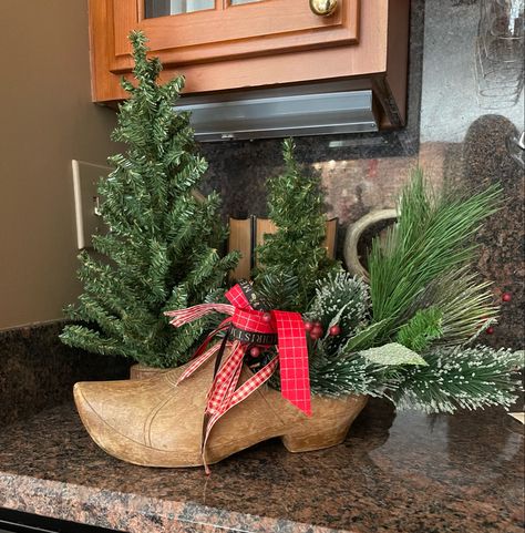 Christmas dutch shoe decorations Dutch Christmas Decorations, Dutch Christmas, Dutch Shoes, Shoe Decorations, Tis The Season To Be Jolly, Farmhouse House, Decorated Shoes, Christmas Traditions, All Things Christmas