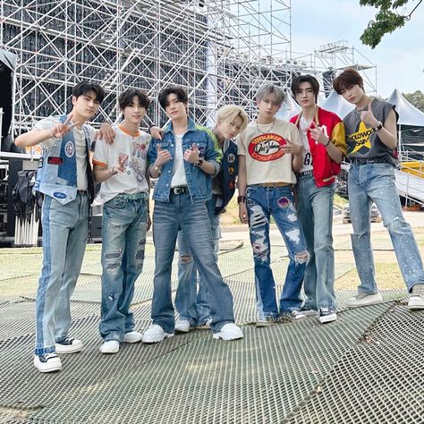 Enhypen Ot7 Icon, Ot7 Icon, Enhypen Ot7, Korean Couple Photoshoot, Bts Army Logo, Boyfriend Wallpaper, Enhypen Icon, Group Pictures, Korean Couple