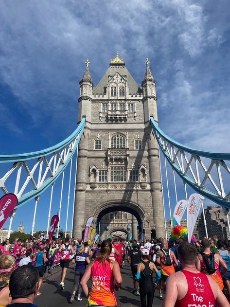 London Landmarks Half Marathon, London Marathon Aesthetic, Running In London, Running Girly, London Running, Marathon Aesthetic, Marathon Pictures, Running London, Marathon Medal