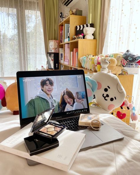 Korea Vibes Aesthetic, Kdramas Aesthetic, Kdrama Cute, Korean Vibe, Korean Drama Songs, Korean Aesthetic, Aesthetic Pinterest, Study Desk, Foto Ideas Instagram