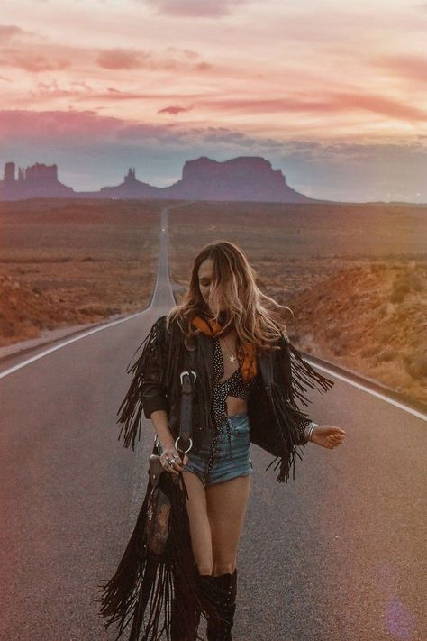 Country Desert Aesthetic, Desert Grunge Outfit, Western Grunge Photoshoot, Western Hippie Aesthetic, Wild West Photoshoot, Western Boho Aesthetic, Desert Aesthetic Fashion, Western Grunge Aesthetic, Western Grunge Style