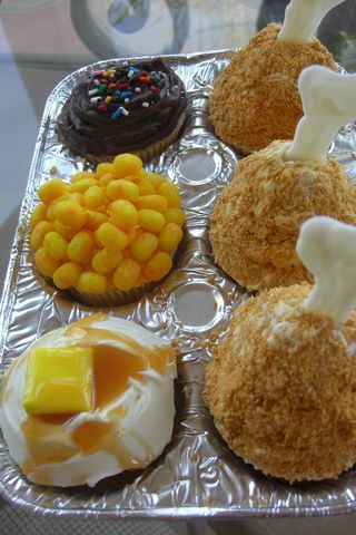 Fried Chicken TV dinner cupcakes!  So cute! Cupcakes That Look Like Food, Desert Imposters, Imposter Desserts, Food Imposters, Dessert Imposters, Dinner Cupcakes, April Fools Food, Potato Cupcakes, Savory Cupcakes