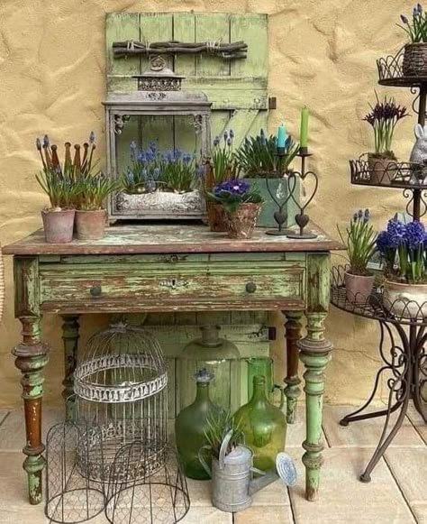 Country Cottage Living, Vintage Booth Display, Potting Table, Vintage Garden Decor, Funky Junk, Rustic Garden Decor, Green Decor, Cottage Living, Rustic Farmhouse Decor