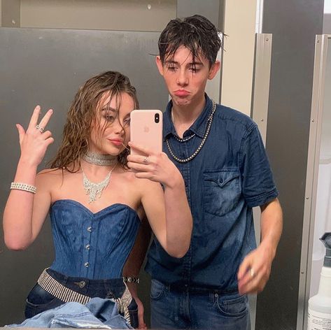 Sabrina Carpenter Boyfriend, Griffin Gluck, Sabrina Carpenter Style, Sabrina Carpenter Outfits, Girl Meets World, Cute Couples Photos, Tall Girl, Cute Celebrities, Sabrina Carpenter