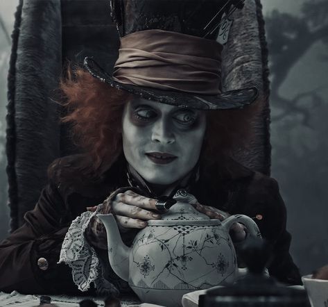 Mad Hatter Girl, Johnny Depp Roles, Tarrant Hightopp, Johnny Depp Mad Hatter, Alice In Wonderland Aesthetic, Johnny Depp Movies, The Mad Hatter, Tim Burton Films, Tim Burton Movie