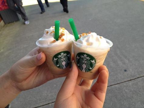 baby starbies Minuman Starbucks, Copo Starbucks, Secret Starbucks Drinks, Starbucks Coffee Drinks, Starbucks Lovers, Starbucks Drinks Recipes, Starbucks Secret Menu, Starbucks Recipes, Mini Things