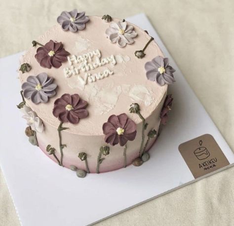 Cake Simple Aesthetic, Flower Cake Design, 15th Birthday Cakes, Small Birthday Cakes, Mini Torte, Pastel Cakes, Elegant Birthday Cakes, Simple Cake Designs, Mini Cakes Birthday