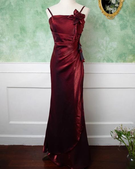 🥰Vintage-style gown evening dress with floral embellished sheath design, 3 colors available. 👉Search 'RDLCE-012' on devilinspired.com #devilinspired #gowndress #lolitacoord #lolitafasion #elegantdress #vintagestyle #vintagedress Dark Red Dress Long Elegant, Dark Red Dress Long, Lavender Prom Dresses, Long Party Gowns, Green Evening Gowns, Green Formal Dresses, Multi Way Dress, Floral Dress Formal, Custom Bridesmaid Dress