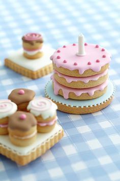 Miniature Cakes, Pastel Cupcakes, Decorações Com Comidas, Iced Biscuits, Small Cakes, Cute Baking, Pretty Cookies, Vanilla Cookies, Fancy Cookies