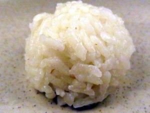 sticky-rice-ball how to instructions. will use to make little chicks or bunnies Sticky Rice Balls Recipe, Sweet Rice Balls, Japanese Sticky Rice, Sticky Rice Balls, Luxury Sweets, Make Sticky Rice, Italian Risotto, Fish Sushi, Short Grain Rice