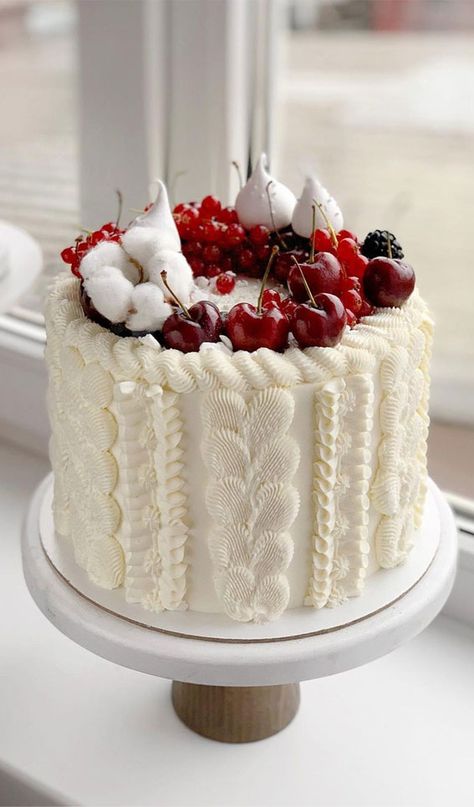 16. White Sweater Cake Anyone else in a bit of a panic with half of their Christmas gift shopping done and no food delivery... Winter Cake Ideas, Christmas Themed Cake, Christmas Cake Designs, Winter Wedding Cake, Xmas Cake, Winter Cake, Creative Cake Decorating, Holiday Cakes, Cake Flavors