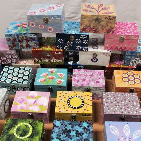 Susanna Calpe. Cajas de madera pintadas a mano, para regalos especiales. Box Painting Ideas Wooden, Painted Wooden Boxes Ideas, Painting A Box Ideas, Painted Boxes Ideas, Painted Boxes Wooden, Painted Box Ideas, Wood Box Painting, Cute Box Painting Ideas, Wood Box Painting Ideas