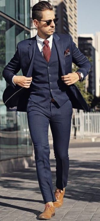 navy blue suit with burgundy tie Blue Suit With Burgundy Tie, Mens Wedding Suits Navy, Mens Athletic Fashion, Wedding Suits Men Blue, Office Wear Outfit, Blue Suit Jacket, Burgundy Tie, Blue Suit Men, Blue Suit Wedding