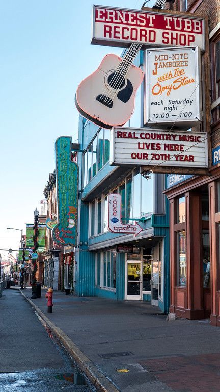 Things to Do in Downtown Nashville: Best Attractions - Justin Plus Lauren Downtown Nashville Tennessee, Nashville Tn Aesthetic, Nashville Broadway Street, Downtown Nashville Aesthetic, Nashville Asethic, Nashville Tennessee Downtown, Nashville Tennessee Aesthetic, Nashville Aesthetic, Nashville Summer