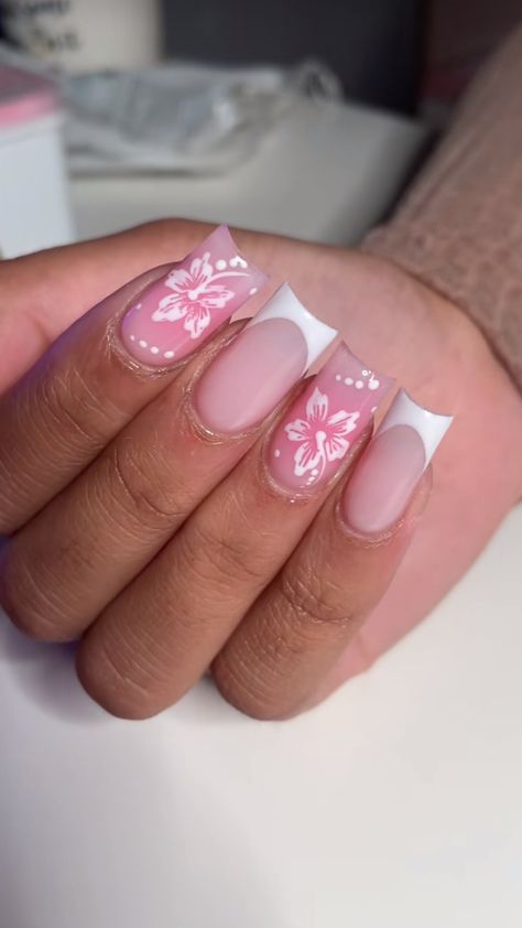 Short Nails For Cheer, Pink Hibiscus Nails French Tip, Lilac Design Nails, Summer Nails With Flower Design, Habisquis Nails, Nail Inspo Beach Vacation, Nail Designs Summer Flowers, Nails Inspiration Summer Square, Nail Inspired Square