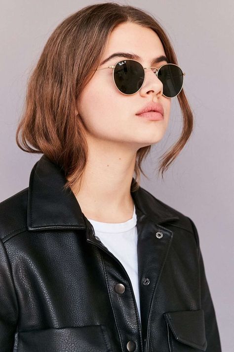 Tas Chanel, Circular Sunglasses, Ray Ban Round Sunglasses, Urban Outfitters Sunglasses, Womens Fashion Casual Winter, Urban Outfitters Women, Model Street Style, Smart Ideas, Mode Chic