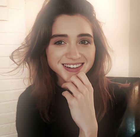 Natalia Dyer Aesthetic Icon, Natalia Dyer Rares, Nancy Wheeler Actress, Natalia Dyer Nancy Wheeler, Nancy Stranger Things Actress, Susie Salmon, Natalia Dyer Gif, Nancy Wheeler, Joe Keery