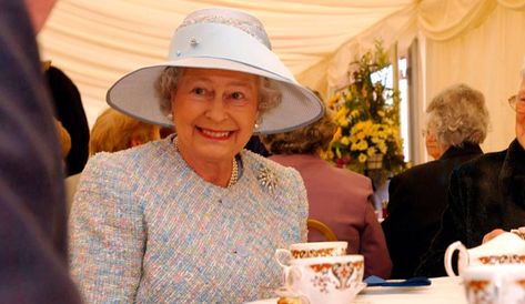 This collection of royal recipes will allow you to take your tea exactly like Queen Elizabeth II Royal Recipe, Queen Hat, Rainha Elizabeth Ii, Queen E, Royal Tea, Royal Family England, Elisabeth Ii, British Royal Families, Royal Queen