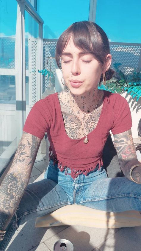 Hannah Snowdon Tattoo, Hannah Pixie Snowdon, Hannah Snowdon, Hannah Pixie, Feminine Tattoo Sleeves, Bleach Blonde, Tattoo Work, Feminine Tattoos, Everyday Outfits