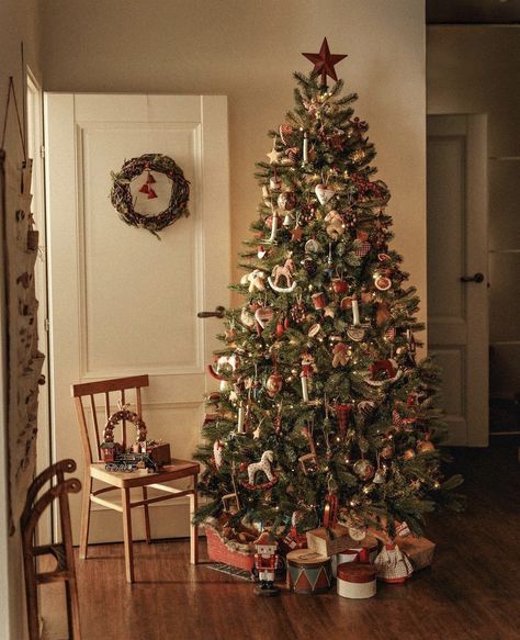 Decorating Christmas Tree, Dream Christmas, New Year Tree, Winter Aesthetics, Christmas Tree Inspo, Winter Things, Christmas Dreaming, Cozy Christmas Decor, Classic Christmas Tree