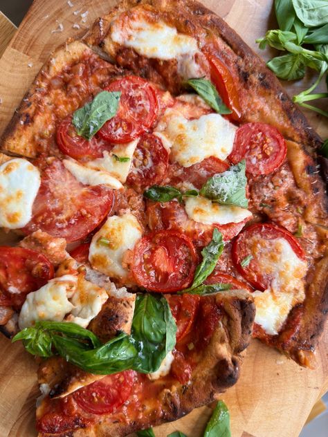 Flatbread Pizza Margherita Margherita Pizza Recipes, Margherita Flatbread Pizza, Margherita Flatbread, Flatbread Pizza Recipe, Pizza Flatbread, Make Pizza Dough, Margherita Pizza Recipe, Tomato And Mozzarella, Mozzarella Tomato