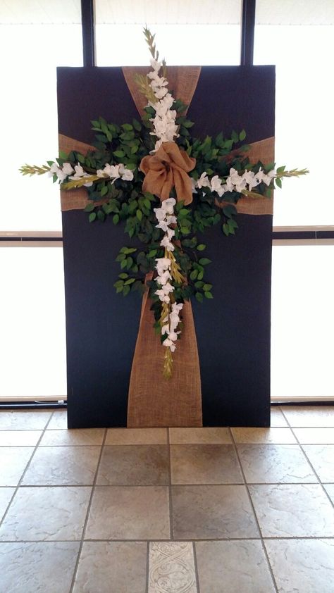 Display burlap cross with flowers. Cross Decorations For Easter, Summer Church Decorating Ideas, Ordination Decorations Ideas, Easter Photo Booth Church, Easter Church Photo Backdrop, Pastor Appreciation Ideas Decoration, Church Altar Design Ideas, Cross Flower Arrangement, Cross Centerpieces