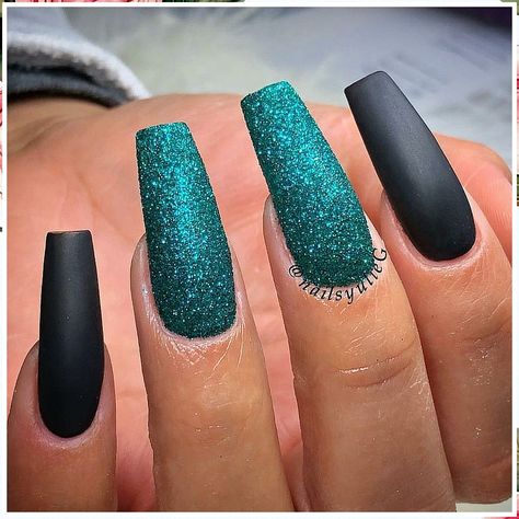 Add some sparkle to your winter nails with a gold glitter accent and deep purple polish. Matte Black And Turquoise Nails, Matt Glitter Nails, Matte Black And Teal Nails, Black And Teal Ombre Nails, Black Turquoise Nails, Turquoise Black Nails, Teal Black Nails, Teal Matte Nails, Green And Black Ombre Nails