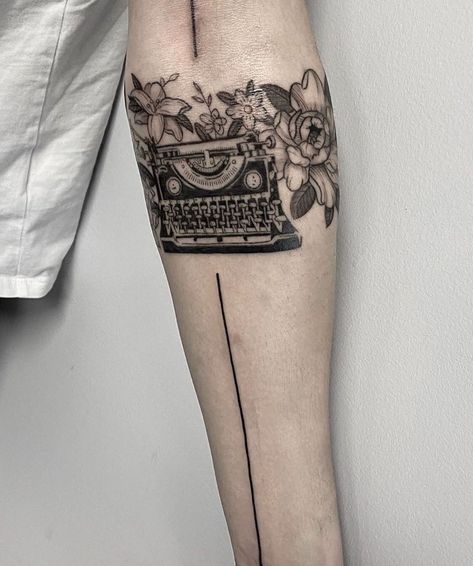 Type Writer Tattoos, Tattoo Typewriter, Typewriter Tattoo, Paintbrush Tattoo, Writer Tattoo, Writing Machine, Blackwork Tattoos, Tattoo Desings, Pin Up Tattoos