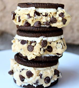 Chocolate Chip Cookie Dough Stuffed Oreos - Love to be in the Kitchen The Best Cookie Dough Recipe, Smores Dessert, Dough Recipes, Cookie Dough Recipes, Ice Cream Sandwiches, Dessert Dips, Think Food, Sweet Snacks Recipes, Food Drinks Dessert