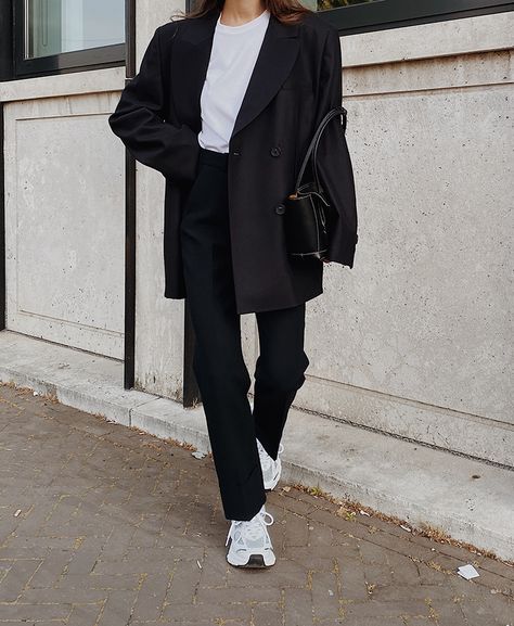 Oversized | MODEDAMOUR Axel Arigato Women Outfit, Dad Sneakers Outfit, Outfit Info, Bottega Veneta Arco, Runners Outfit, Scandi Fashion, New Balance Outfit, Outfit Vintage, Axel Arigato