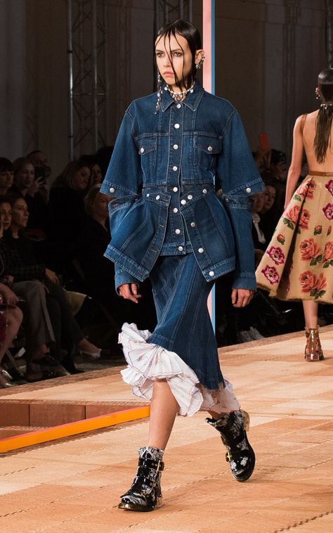 Denim On The Runway, Alxendar Mcqueen, Denim Wedding Dresses, Denim Runway, Maximalist Outfits, Denim Editorial, Trendy Fall Fashion, Diy Denim Jacket, Denim Texture