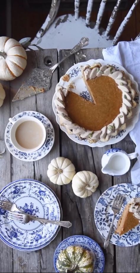 Piping on pumpkin pie (St Honore tip), maybe do a maple whipped cream Whipped Cream Decoration, Pie Whipped Cream, Cream Decoration, Maple Whipped Cream, St Honore, Food Decoration, Food Presentation, Pumpkin Pie, Whipped Cream