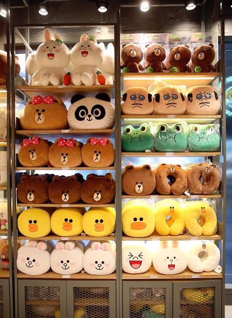 Line Friends Plushies, Brown And Friends, Line Chat, Line Friends Store, Birthday Room Decorations, Big Teddy Bear, Hugs And Cuddles, Kawaii Plushies, Kawaii Aesthetic