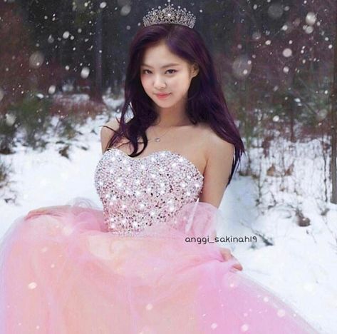 Jennie BlackPink edit Jennie Princess Edit, Jennie Pink Dress, Jennie Pfp, Black Pink Background, Blackpink Edit, Disney Princess Dresses, Blackpink Members, Jennie Kim Blackpink, Pink Gowns