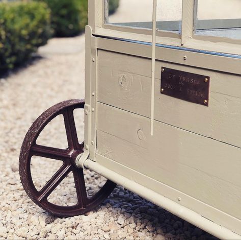 Greenhouse On Wheels, Shed On Wheels, Mobile Greenhouse, Garden Cover, Greenhouse Shed, Antique Dresser, Yummy Recipes, Antique Style, Garden Ideas